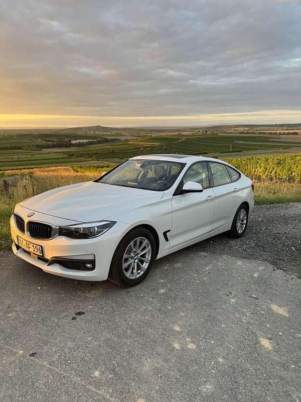 Gebraucht BMW 320 Advantage 190 PS (139 kW) 2020 Weiß Kleinwagen