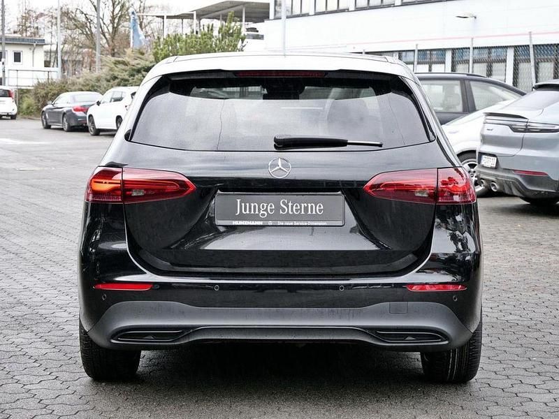 Gebraucht Mercedes B250 Progressive 224 PS (164 kW) 2025 Kosmosschwarz metallic Van / Kleinbus