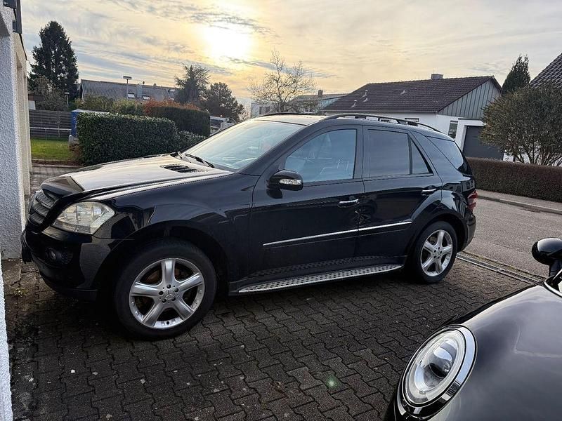 Schwarz Gebraucht 2007 Mercedes ML320 SUV | 11.200 € (Etwas zu teuer) - Bild 1/4