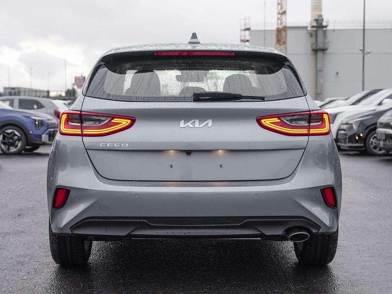 Neu Kia Ceed Vision 140 PS (102 kW) 2026 Silber lunarsilber metallic Kleinwagen