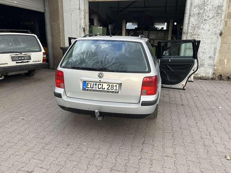 Second-hand VW Passat Trendline 150 CP (110 kW) 1998 Gri Break