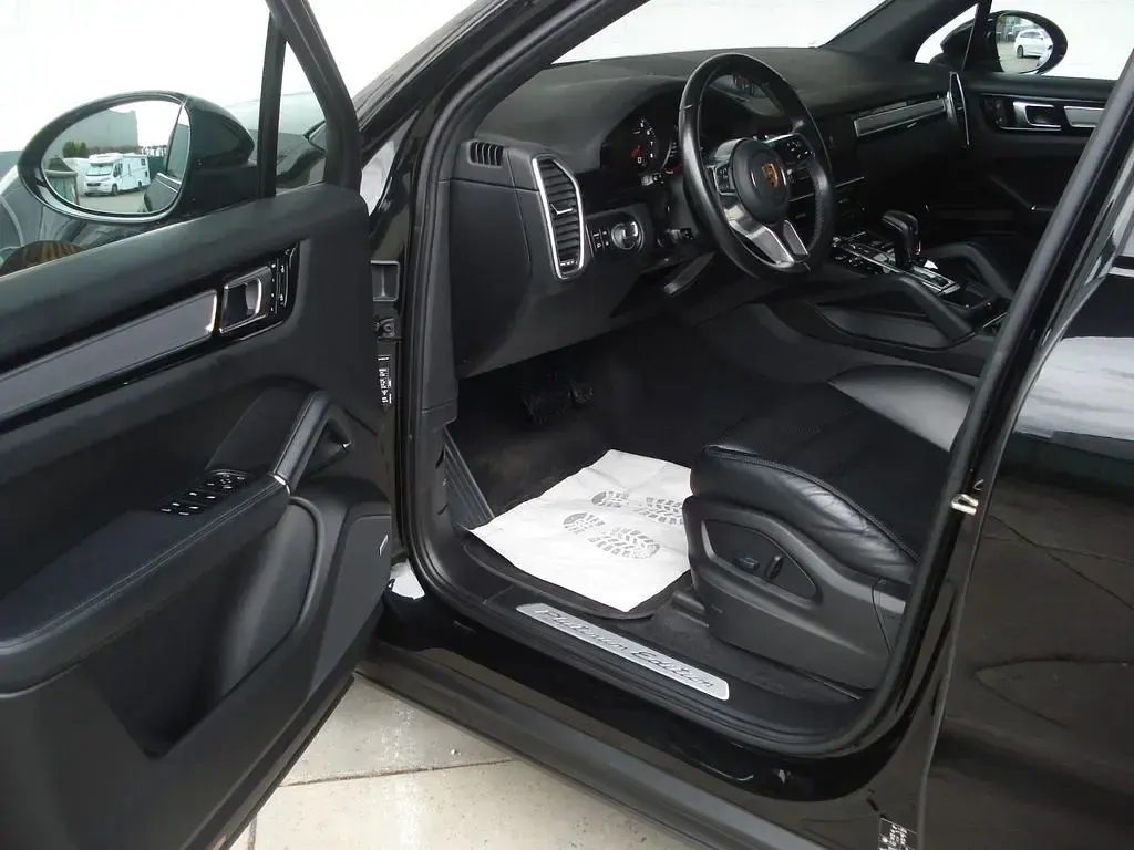Second-hand Porsche Cayenne Platinum Edition 340 CP (250 kW) 2022 Negru SUV