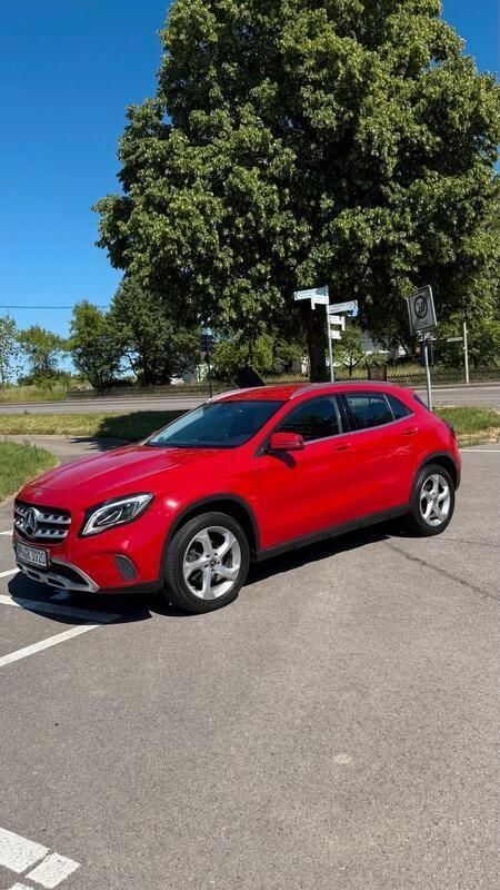 Rot Gebraucht 2018 Mercedes GLA180 SUV | 17.500 € (Guter Preis) - Bild 1/4