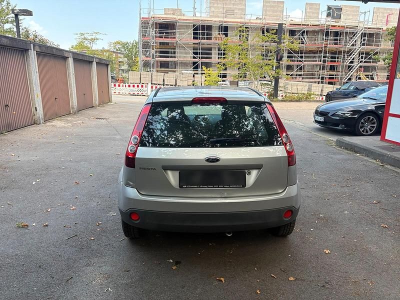 Gebraucht Ford Fiesta 60 PS (44 kW) 2006 Silber Kleinwagen