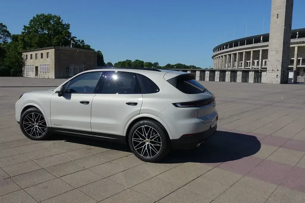 Gebraucht Porsche Cayenne 354 PS (260 kW) 2024 Silber SUV