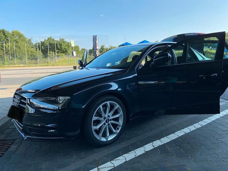 Second-hand Audi A4 190 CP (139 kW) 2014 Albastru Berlinǎ