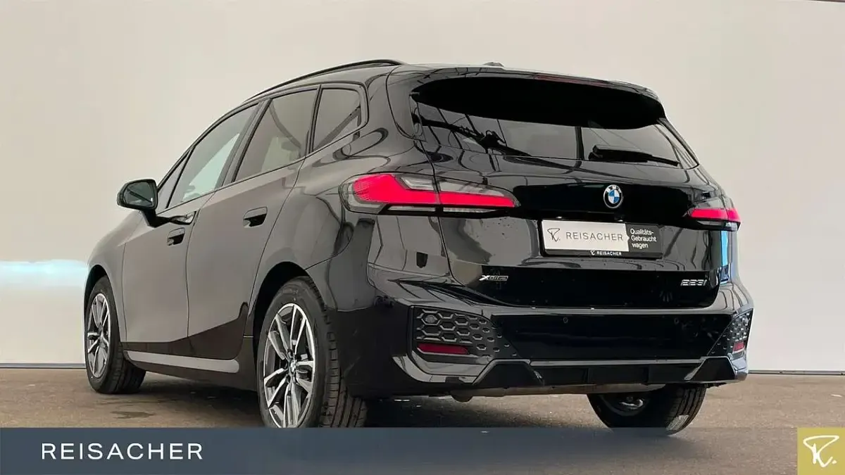 Gebraucht BMW 223 Active Tourer M Sport 218 PS (160 kW) 2025 Saphirschwarz metallic Van / Kleinbus