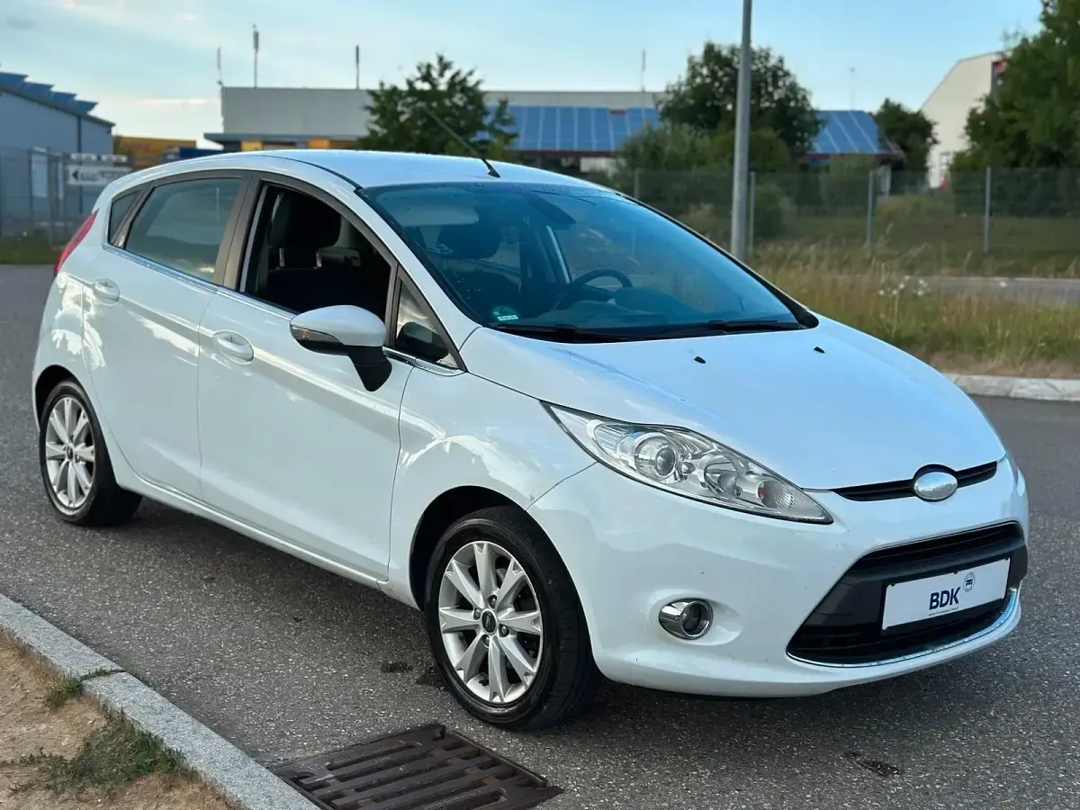 Gebraucht Ford Fiesta Ghia 96 PS (70 kW) 2009 Weiß Kleinwagen