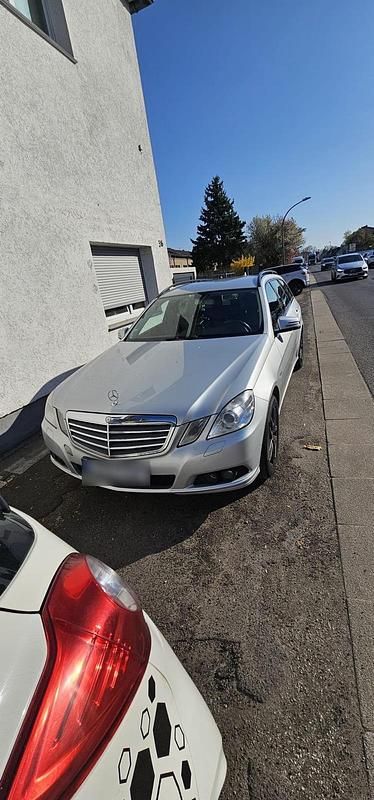Gebraucht Mercedes E200 136 PS (100 kW) 2011 Grau Kombi