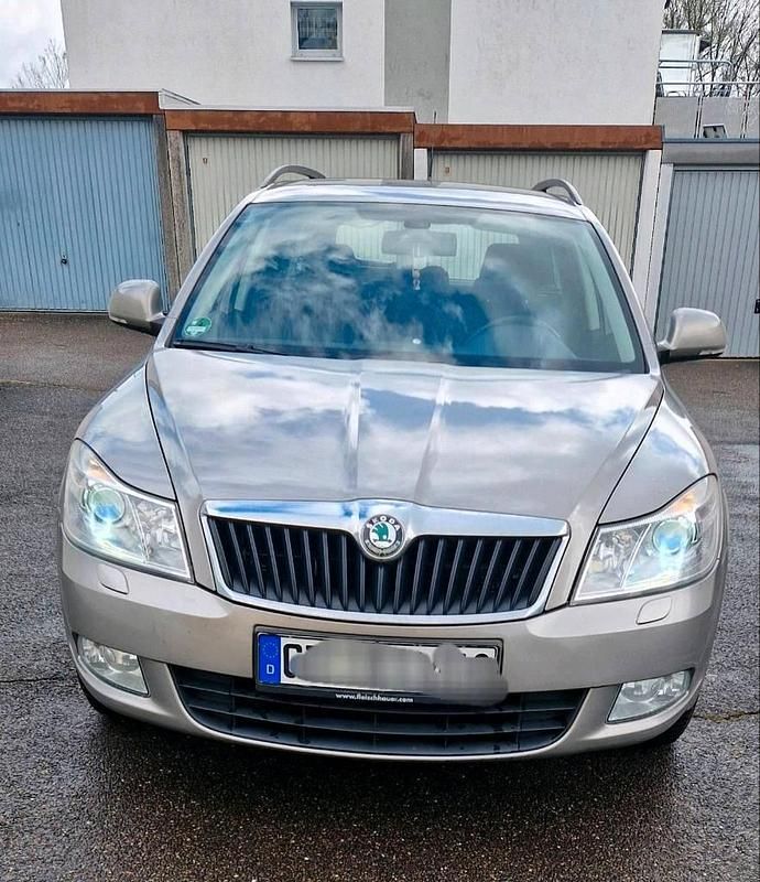 Gebraucht Skoda Octavia 105 PS (77 kW) 2011 Grau Kombi