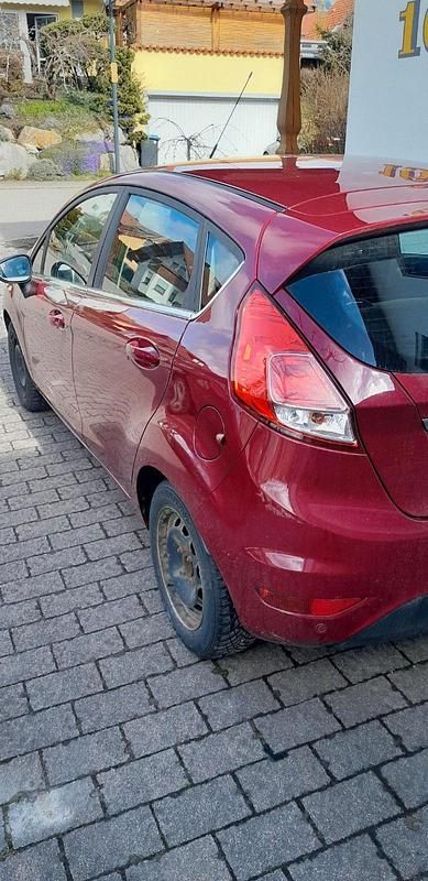Gebraucht Ford Fiesta 95 PS (69 kW) 2015 Rot Kleinwagen