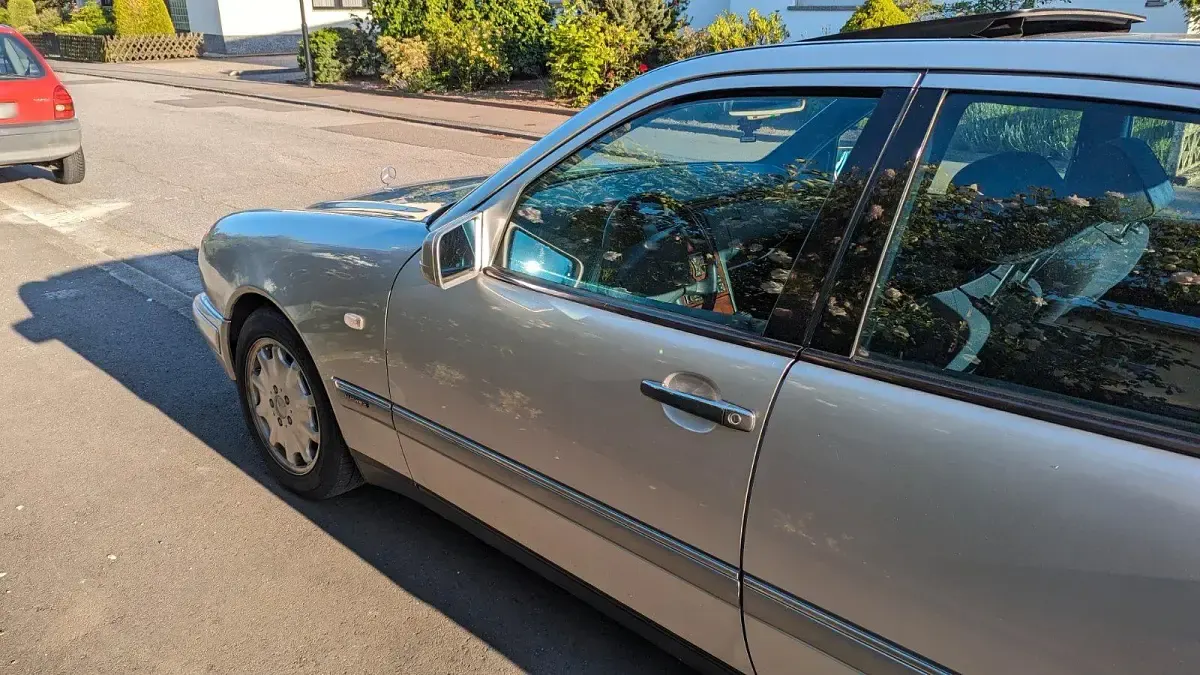 Gebraucht Mercedes E280 193 PS (141 kW) 1997 Silber Limousine