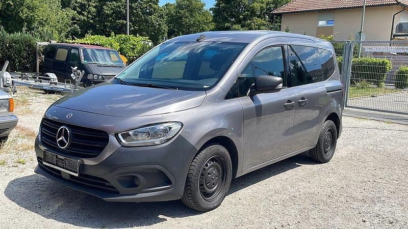 Grau Gebraucht 2022 Mercedes Citan 110 Kombi | 13.900 € (Guter Preis) - Bild 1/4