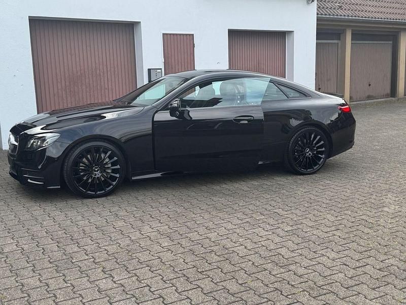 Schwarz Gebraucht 2017 Mercedes E220 AMG Coupé | 22.999 € (Fairer Preis) - Bild 1/4