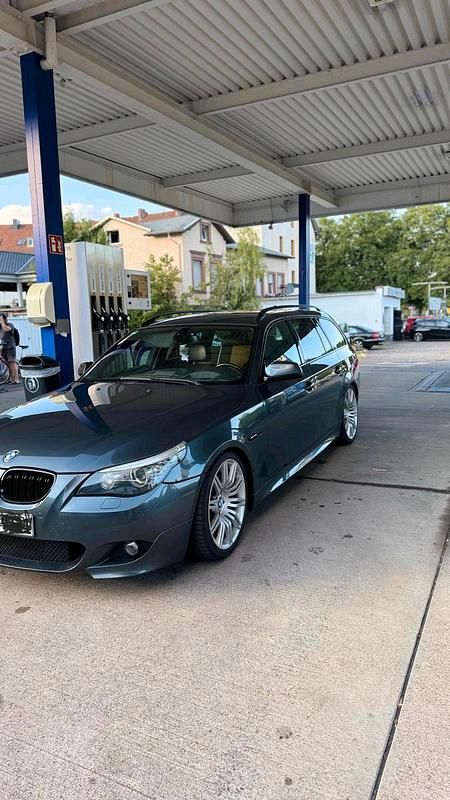 Grau Gebraucht 2010 BMW 525 Kombi | 9.900 € (Fairer Preis) - Bild 1/4