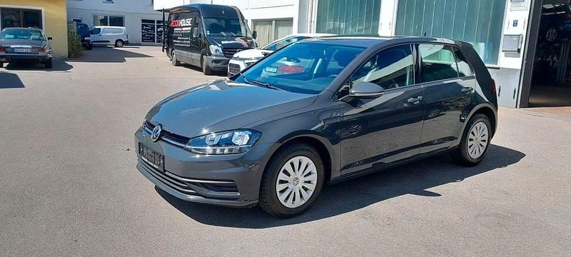 Grau Gebraucht 2018 VW Golf VII Trendline Limousine | 15.400 € (Guter Preis) - Bild 1/4