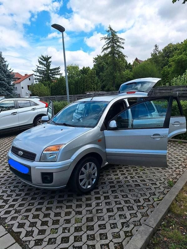 Second-hand Ford Fusion 80 CP (58 kW) 2012 Gri Hatchback