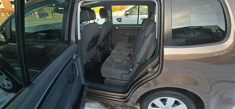 Gebraucht VW Touran Highline 140 PS (102 kW) 2015 Braun Van / Kleinbus