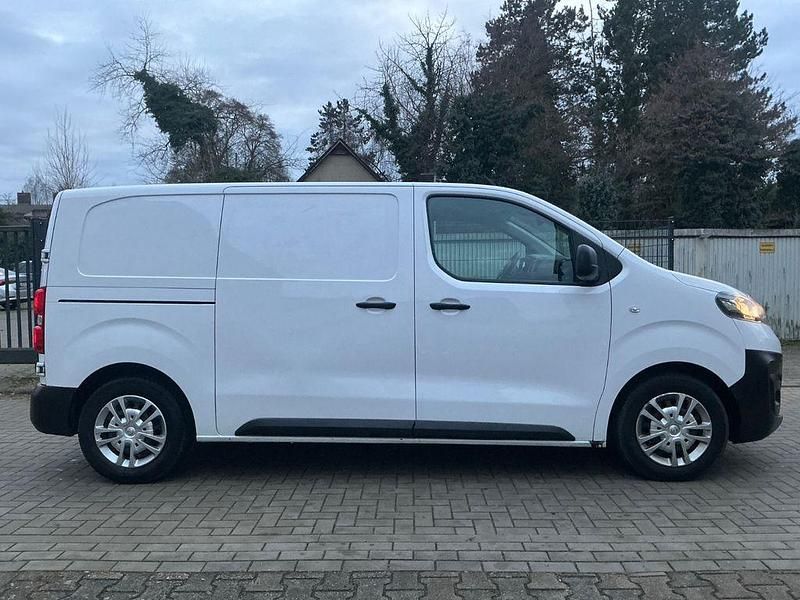 Weiß Gebraucht 2022 Opel Vivaro Van / Kleinbus | 15.900 € (Superpreis) - Bild 1/4