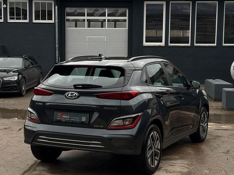 Gebraucht Hyundai Kona Select 100 kW (136 PS) 2022 Schwarz SUV