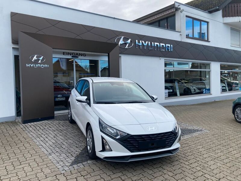 Weiß Neu 2024 Hyundai i20 Select Limousine | 19.490 € (Fairer Preis) - Bild 1/4