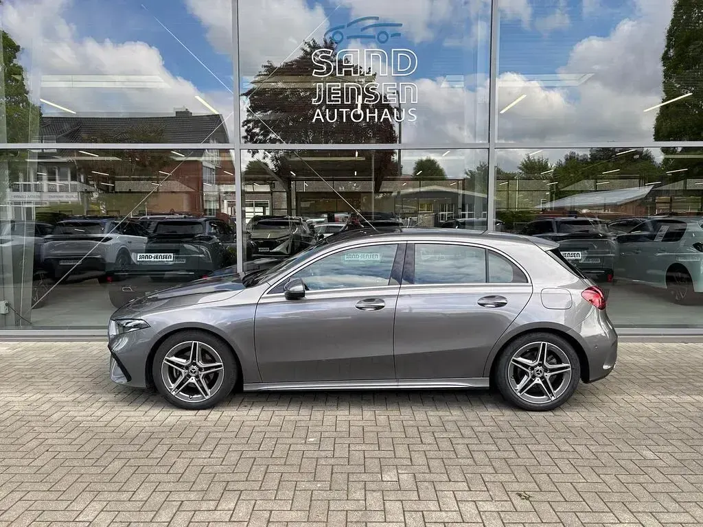 Gebraucht Mercedes A200 Advanced Plus 163 PS (119 kW) 2025 Mountain grau metallic Limousine