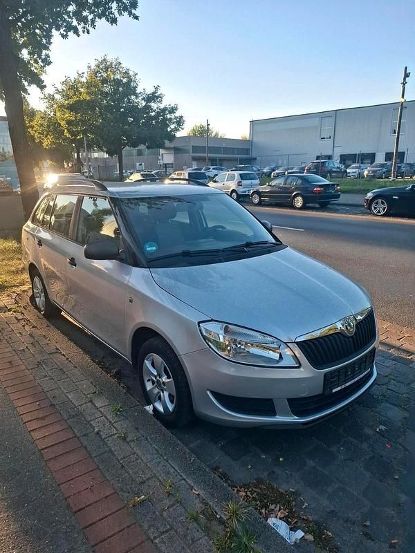 Grau Gebraucht 2016 Skoda Fabia Kombi | 4.890 € (Guter Preis) - Bild 1/4