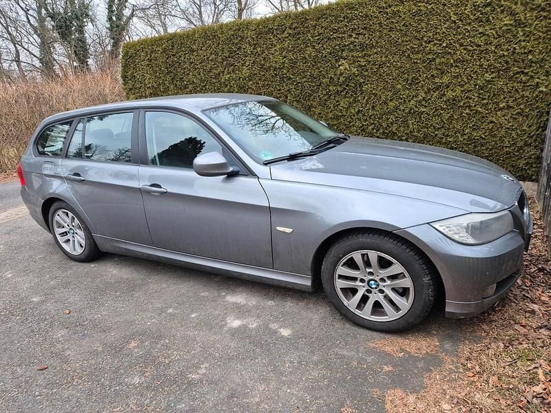 Silber Gebraucht 2011 BMW 320 Kombi | 5.650 € (Fairer Preis) - Bild 1/4