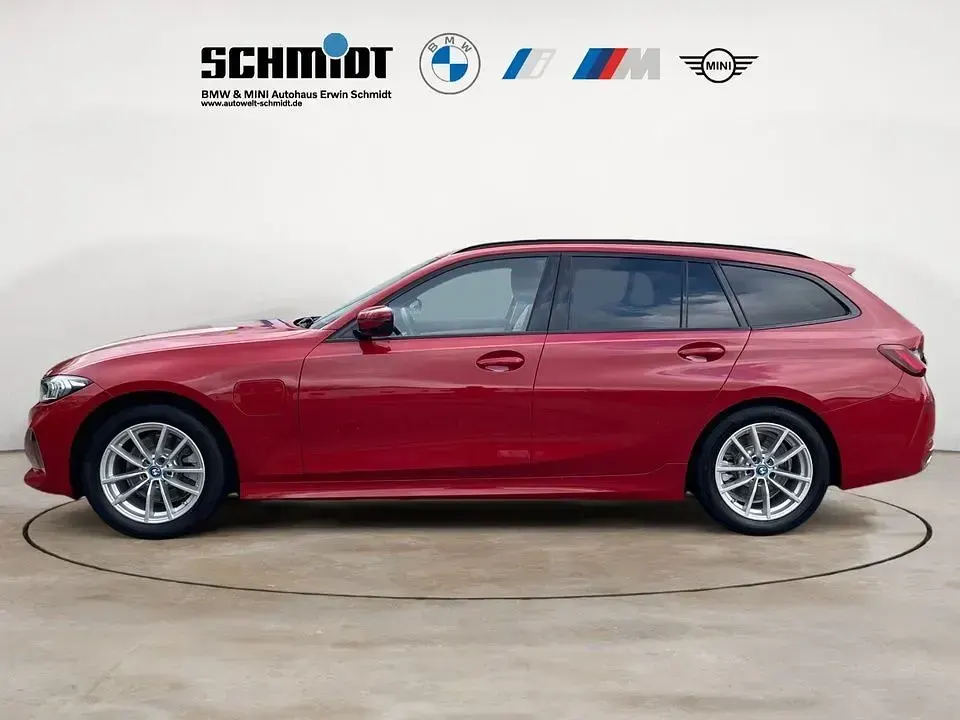 Gebraucht BMW 330e Sport Line 292 PS (214 kW) 2024 Rot Kombi