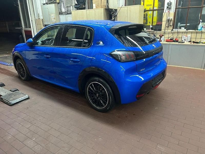 Gebraucht Peugeot e-208 Allure 100 kW (136 PS) 2021 Blau Kleinwagen