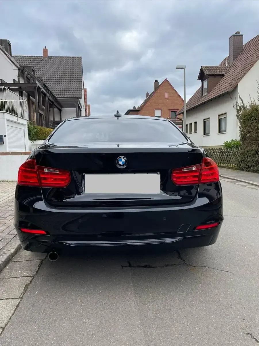Gebraucht BMW 318 143 PS (105 kW) 2012 Schwarz Limousine