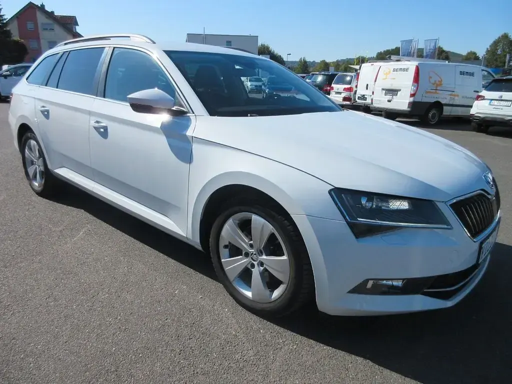 Gebraucht Skoda Superb Ambition 150 PS (110 kW) 2018 Weiß Kombi