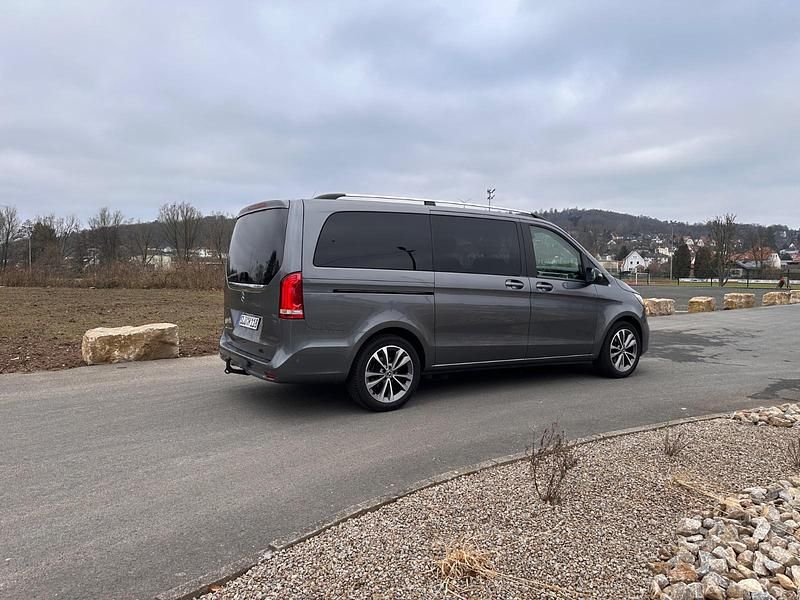 Grau Gebraucht 2022 Mercedes V250 Edition Van / Kleinbus | 43.990 € - Bild 1/4