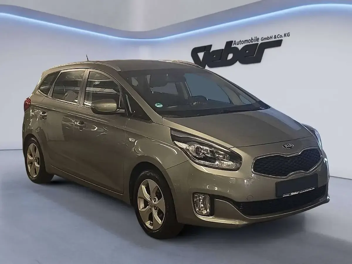 Gebraucht Kia Carens 135 PS (99 kW) 2015 Silber Van / Kleinbus