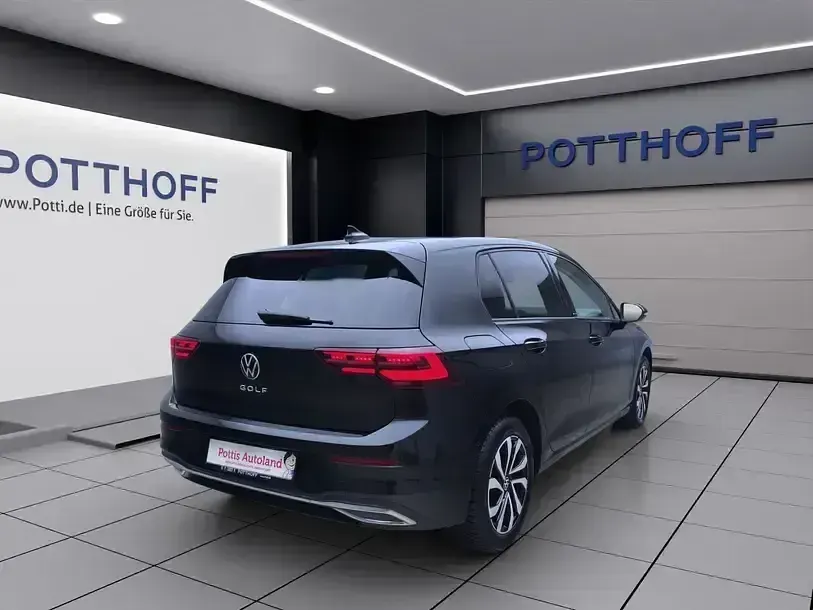 Gebraucht VW Golf VIII Active 150 PS (110 kW) 2023 Schwarz Limousine