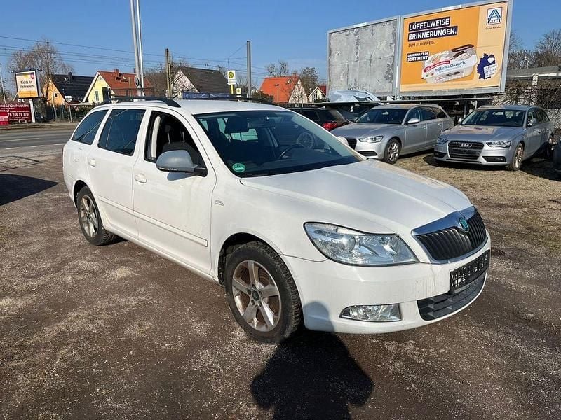 Gebraucht Skoda Octavia Family 122 PS (89 kW) 2011 Candyweiss Kombi