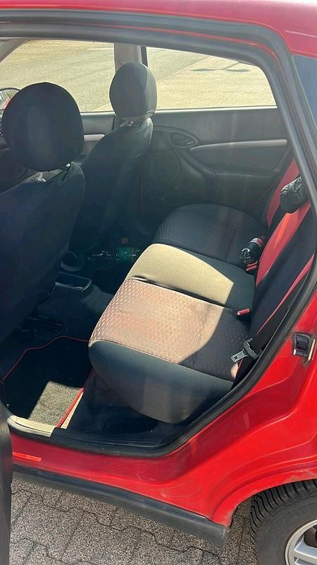 Gebraucht Ford Focus 100 PS (73 kW) 2004 Rot Kleinwagen