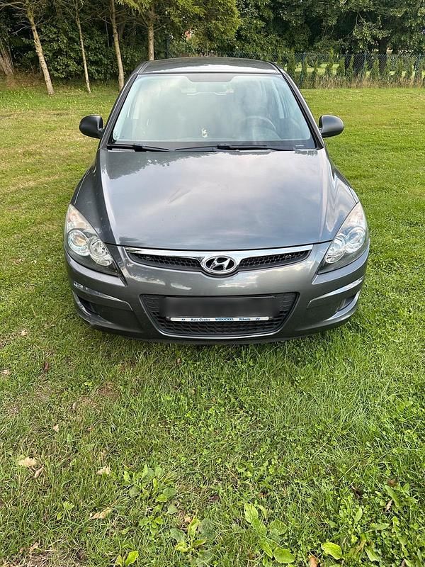 Grau Gebraucht 2009 Hyundai i30 Kleinwagen | 2.400 € (Etwas zu teuer) - Bild 1/4
