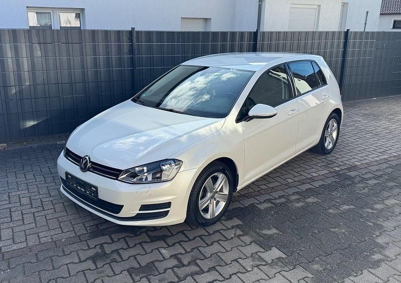 Weiß Gebraucht 2013 VW Golf VII Comfortline Limousine | 10.695 € (Fairer Preis) - Bild 1/4