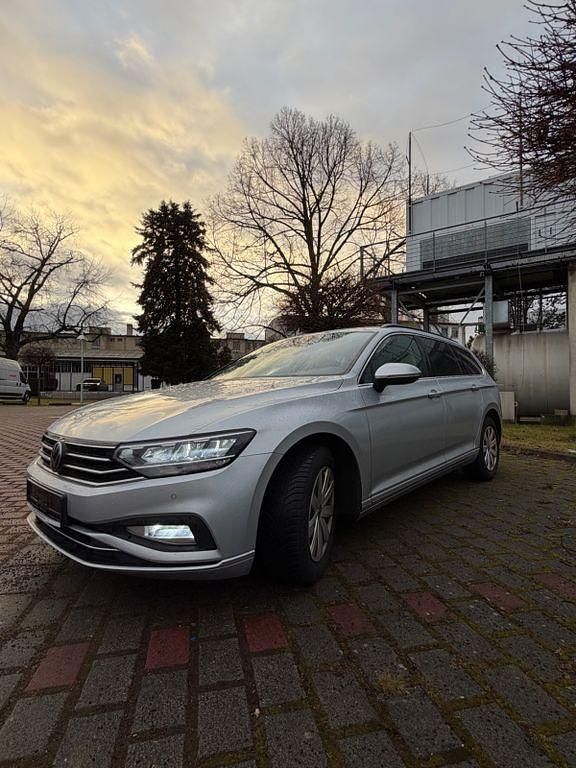 Gebraucht VW Passat 150 PS (110 kW) 2022 Silber Kombi