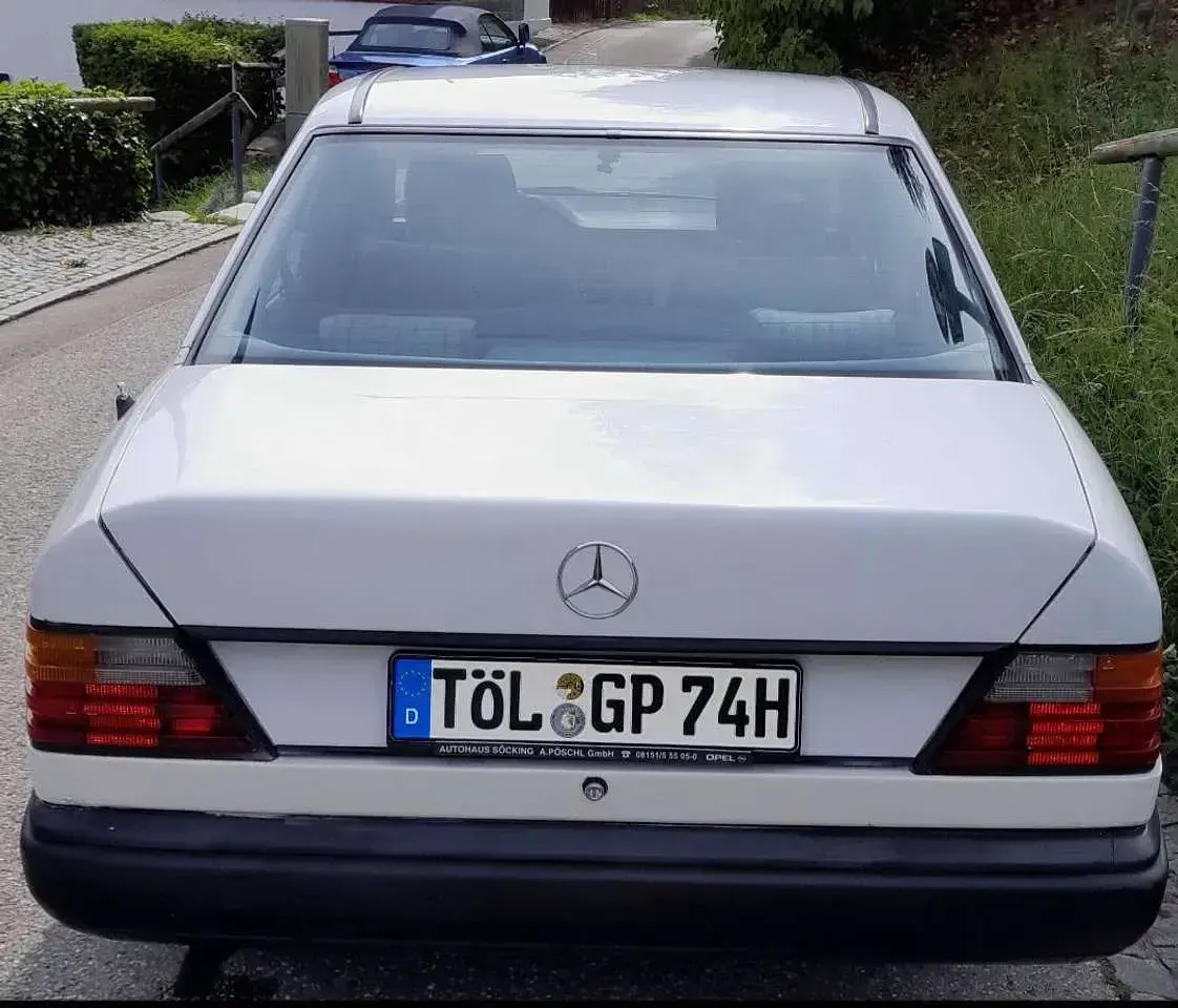 Gebraucht Mercedes 230 132 PS (97 kW) 1989 Weiß Limousine