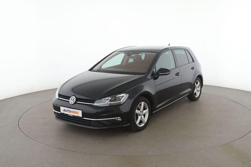 Grau Gebraucht 2019 VW Golf VII IQ Drive Limousine | 20.030 € (Fairer Preis) - Bild 1/4