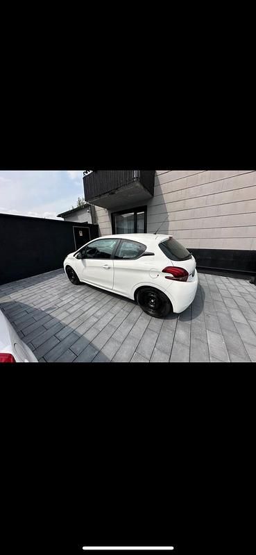 Weiß Gebraucht 2017 Peugeot 208 Kleinwagen | 7.200 € (Fairer Preis) - Bild 1/4