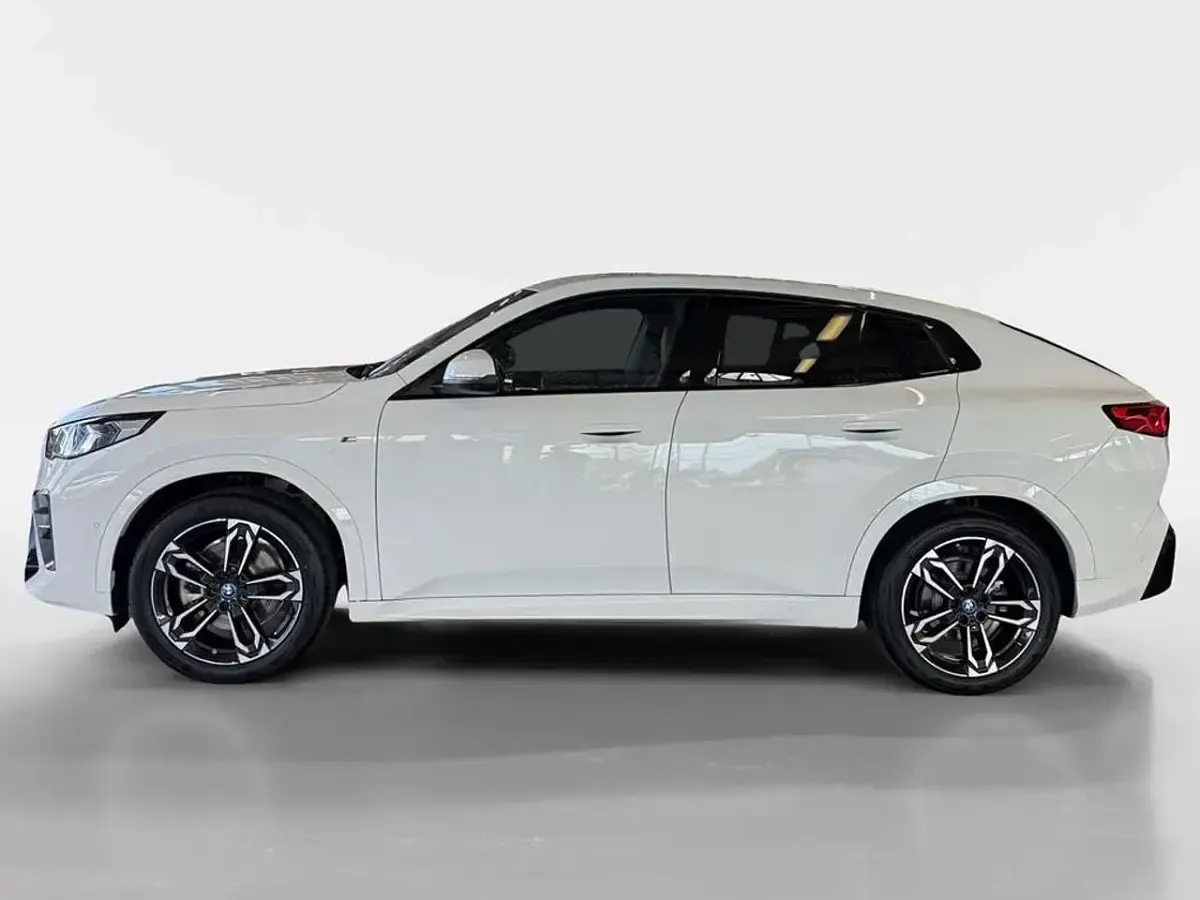 Gebraucht BMW iX2 M Sport 225 kW (306 PS) 2025 Alpinweiß uni SUV