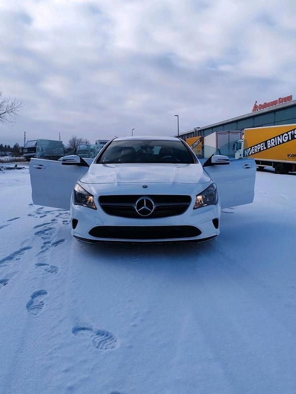 Weiß Gebraucht 2019 Mercedes CLA200 Limousine | 17.999 € (Fairer Preis) - Bild 1/4