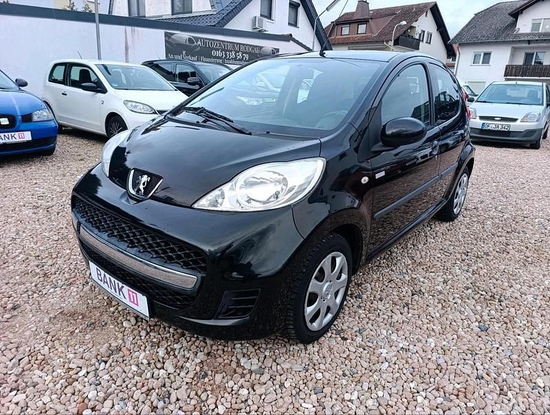 Gebraucht Peugeot 107 68 PS (50 kW) 2010 Schwarz Kleinwagen