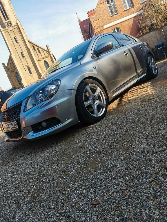 Grau Gebraucht 2012 Suzuki Kizashi Sport Limousine | 9.990 € (Fairer Preis) - Bild 1/4