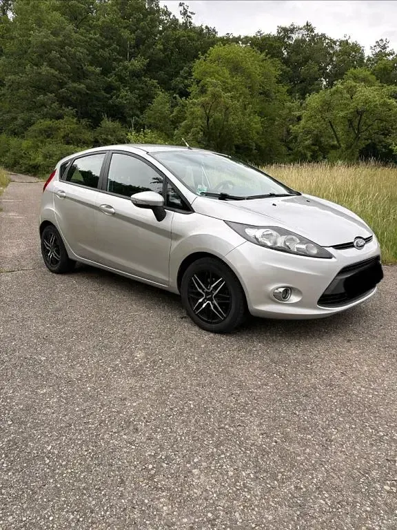 Gebraucht Ford Fiesta Trend 95 PS (69 kW) 2011 Silber Limousine