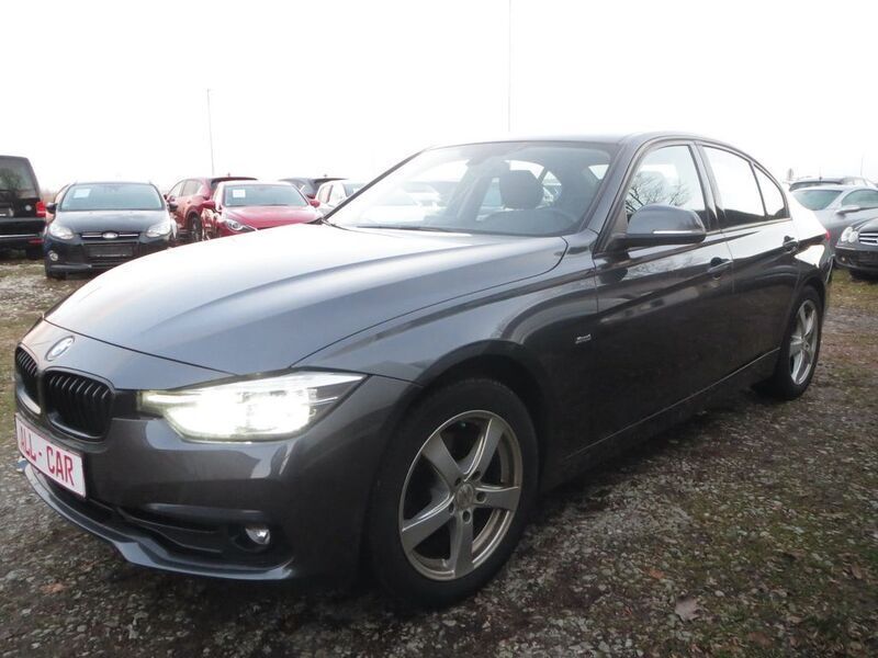 Grau Gebraucht 2018 BMW 318 Sport Line Limousine | 11.390 € (Teuer) - Bild 1/4