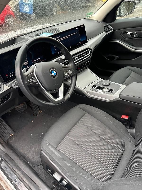 Weiß Gebraucht 2022 BMW 320 Limousine | 29.800 € (Guter Preis) - Bild 1/4